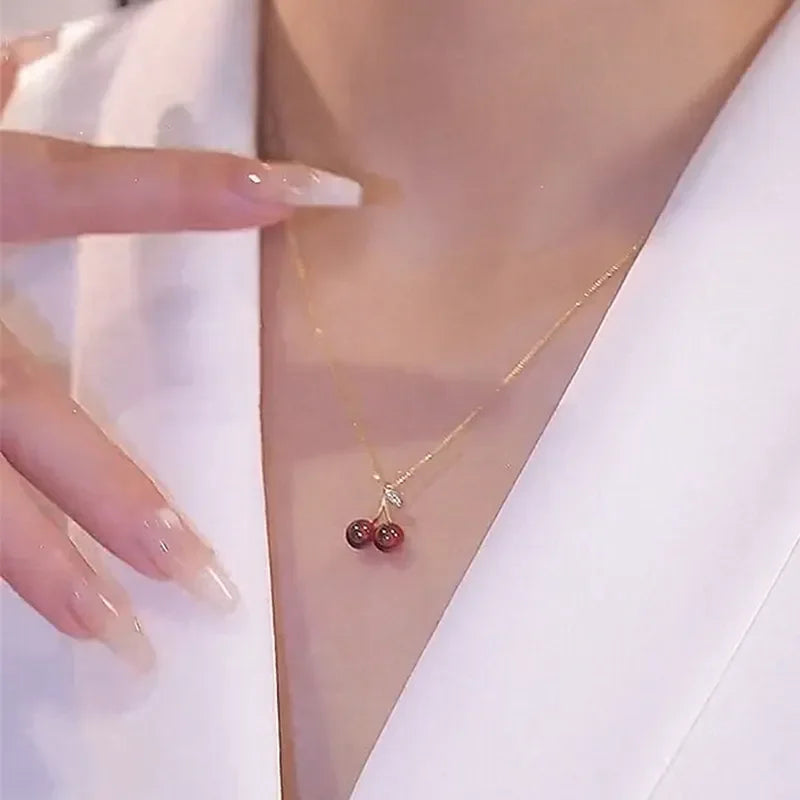 Collana “Goccia di Ciliegia” – Stile Fruttato e Glam