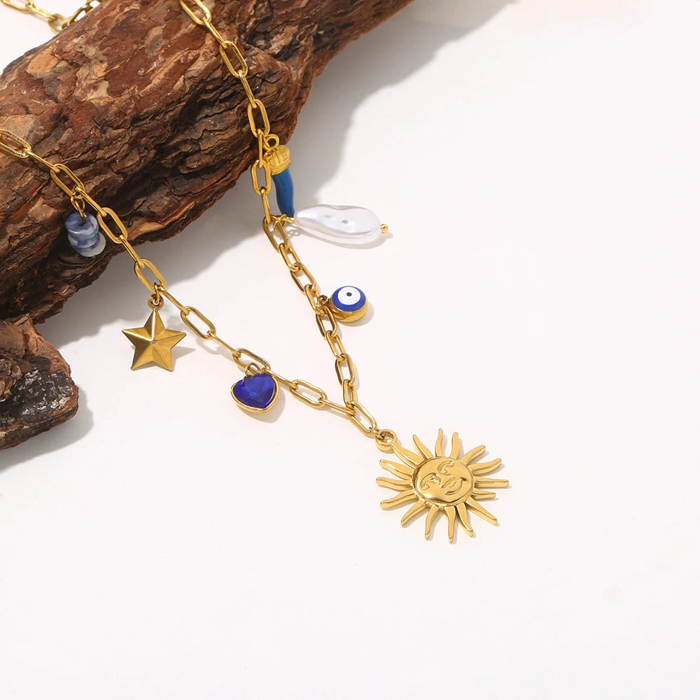 Collana Amuleto con Sole e Charm Colorati – Acciaio Inossidabile Dorato con Ciondolo Peperoncino (Giallo o Blu)