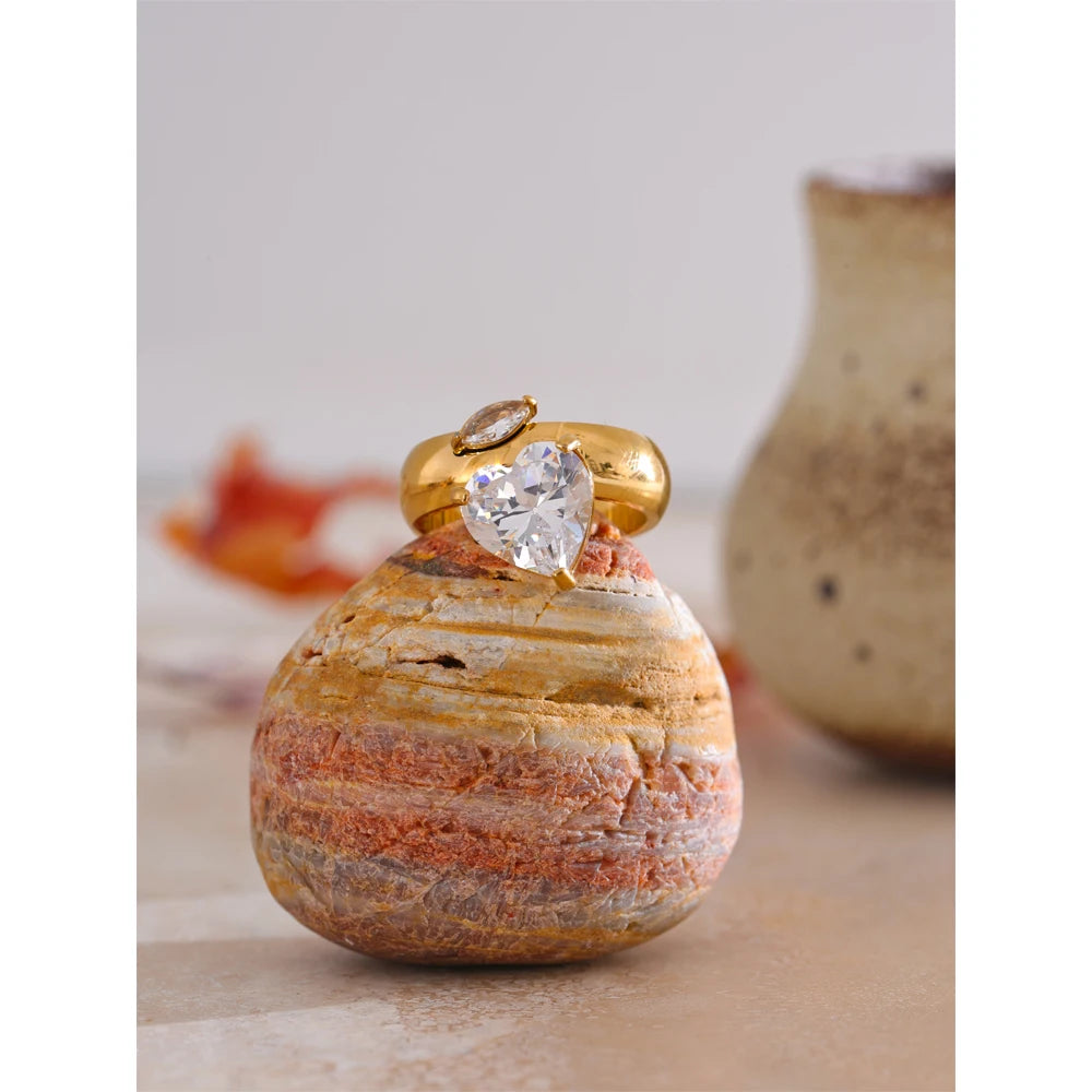 Anello Cuore di Luce – Eleganza Dorata con Zircone Brillante