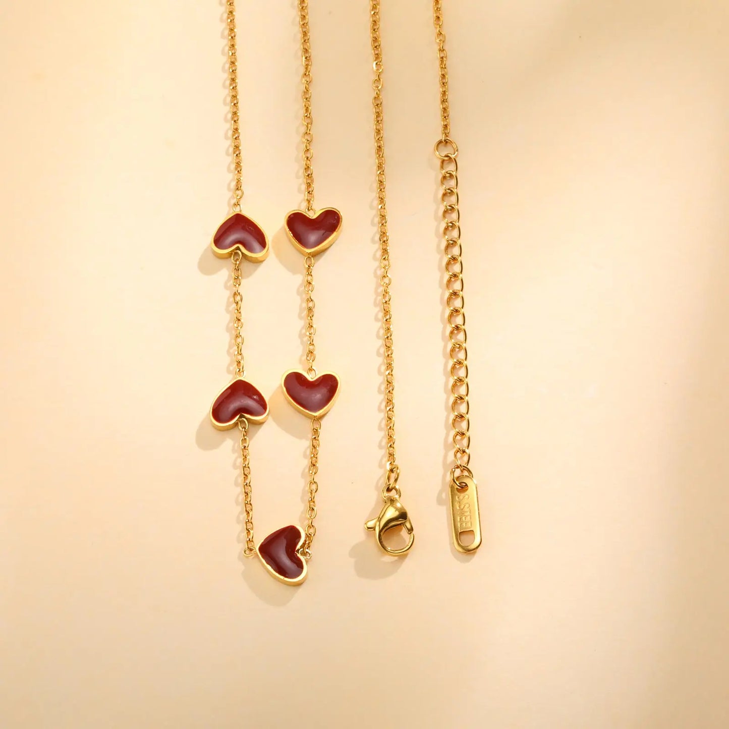 Collana girocollo con cuori rossi chic – Acciaio inossidabile placcato oro
