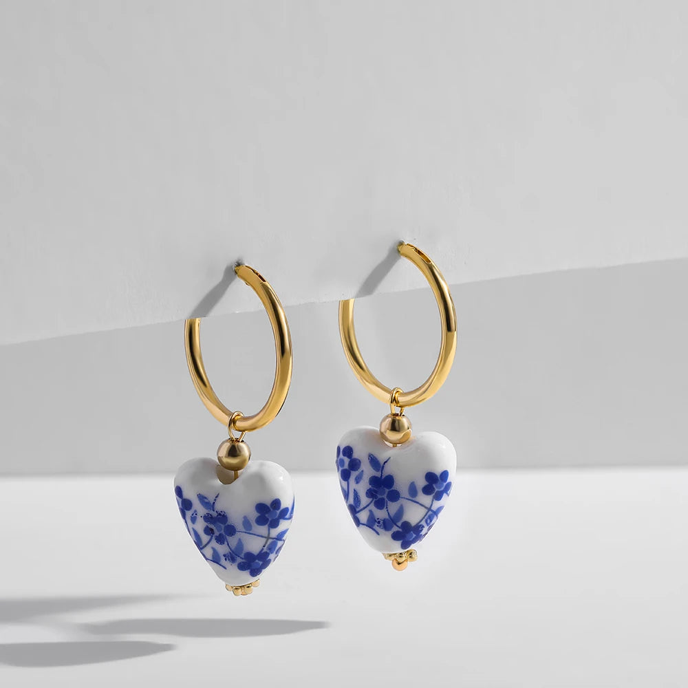 Collezione Orecchini “Cuore di Mare” – Asimmetrie floreali con perle e ceramica