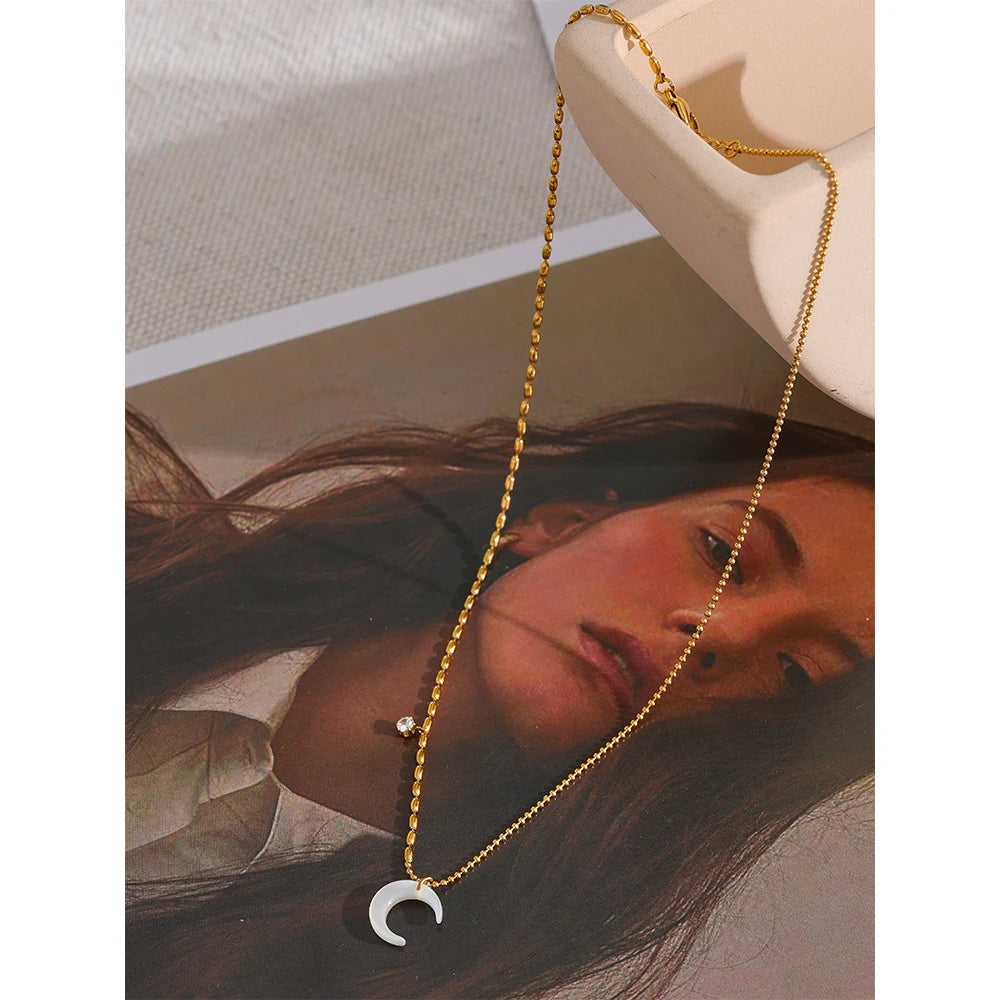 Collana con Luna in Conchiglia Bianca e Zircone – Acciaio Inossidabile Oro