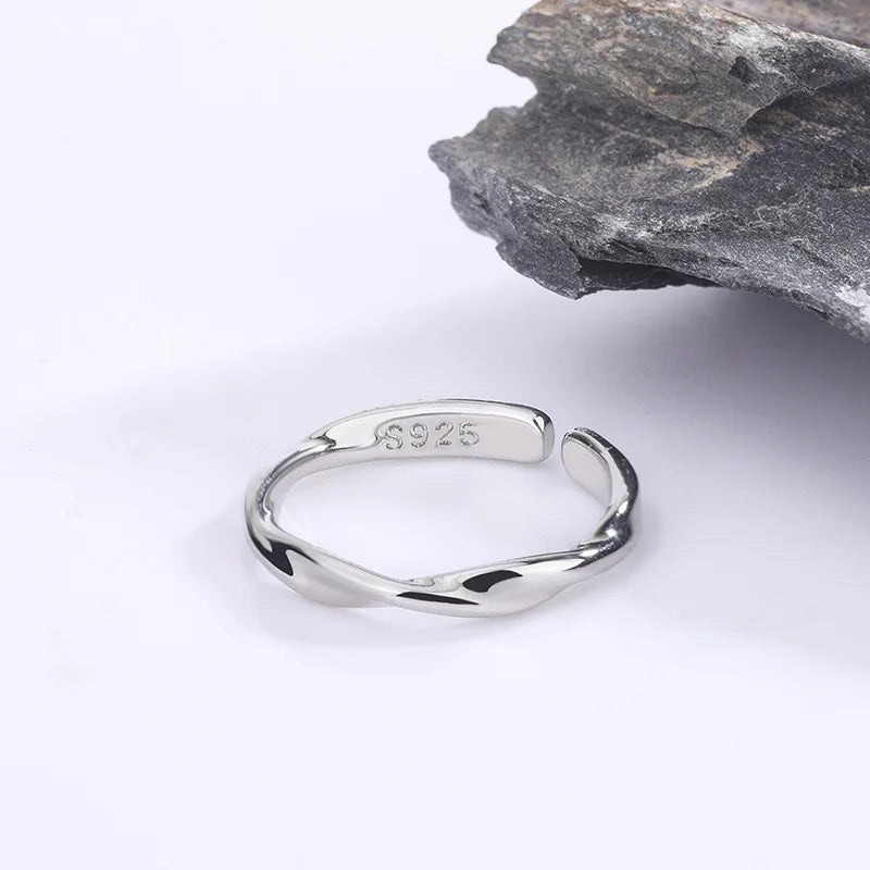 Anello Intreccio d’Argento – Eleganza Semplice in Filo 925