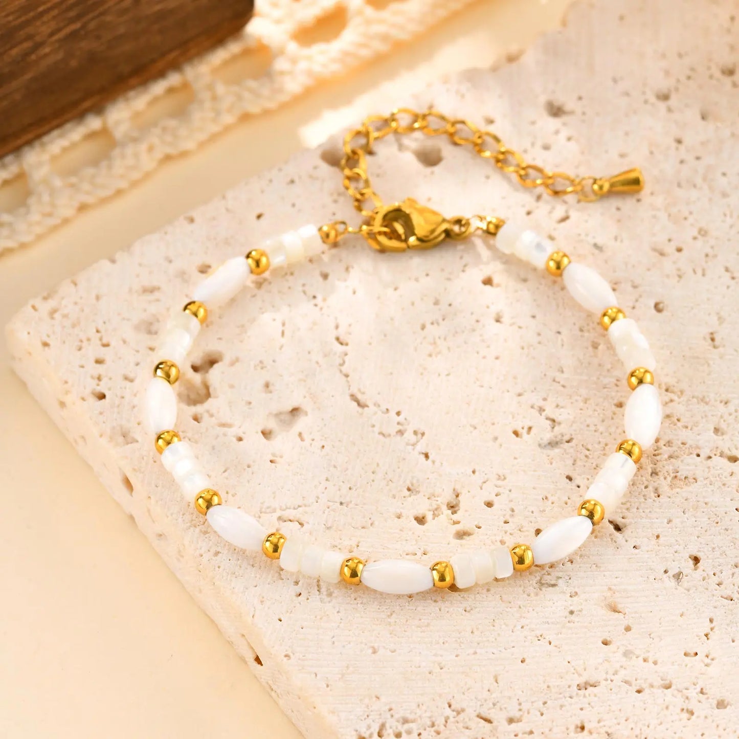 Bracciale Onde Bianche – Perle di Conchiglia e Accenti Dorati