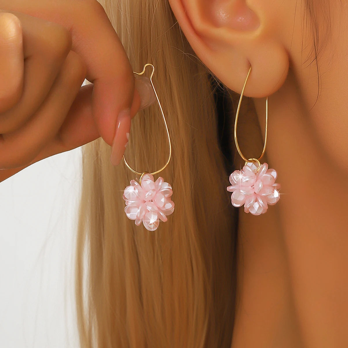 Orecchini a sfera con petali di perle – Delicatezza artigianale
