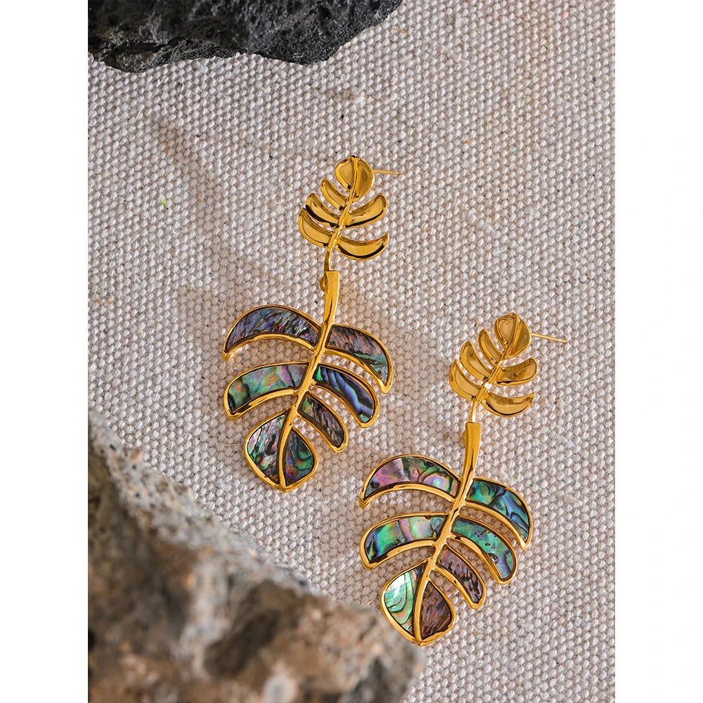 Orecchini Pendenti Foglia Dorata con Dettagli Iridescenti – Eleganza Tropicale