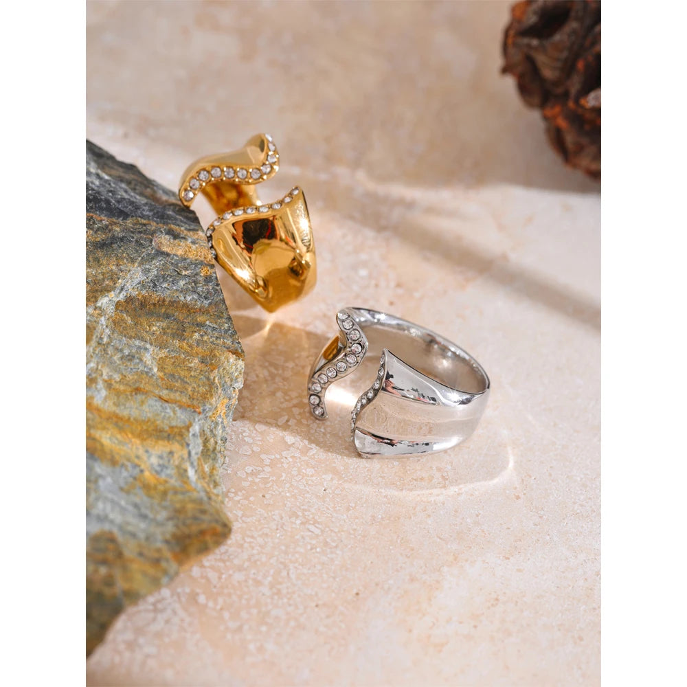 Anello “Linea di Luce” – Design aperto con zirconi e finiture eleganti