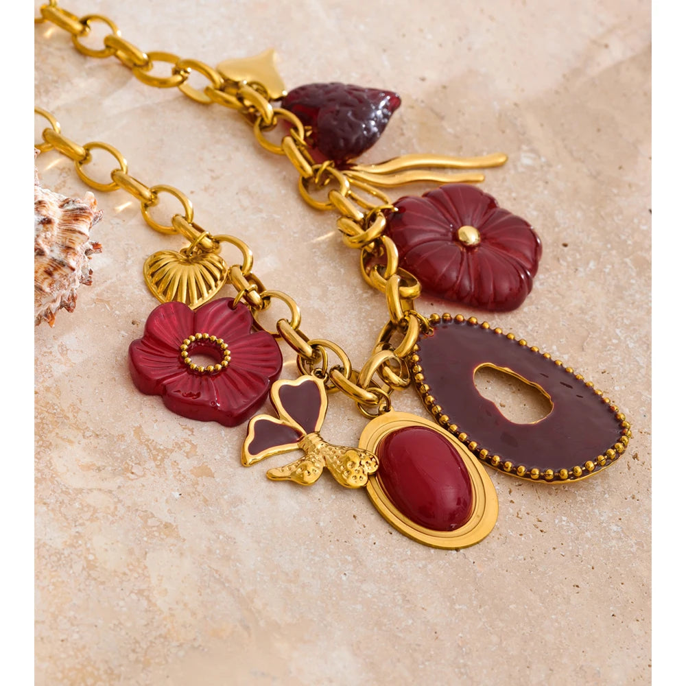 Collana “Petali d’Oro” – Fiori in resina rossa e dettagli dorati