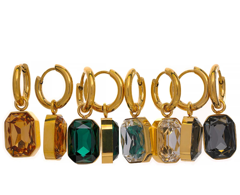 Orecchini “Gemma Dorata” – Cerchi con pendente geometrico in zirconia
