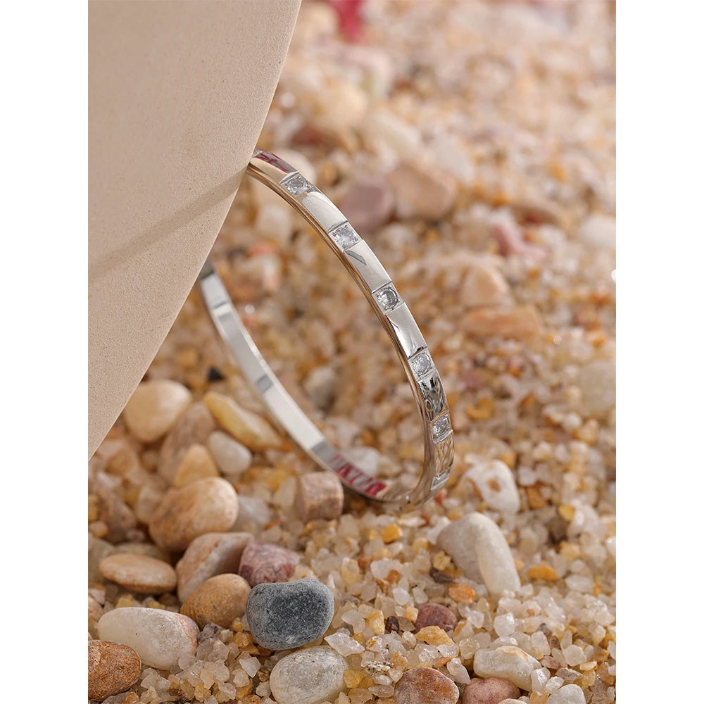 Bracciale rigido con zirconi – Acciaio inossidabile placcato oro 18K