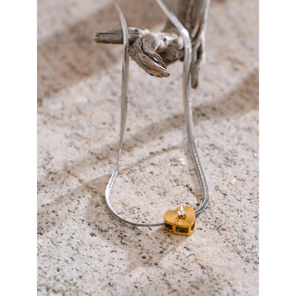 Collana Cuore Dorato con Zircone – Eleganza Magnetica