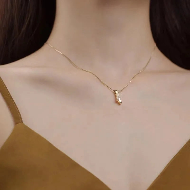 Collana Girocollo Incrociata con Zirconi – Eleganza in Argento 925