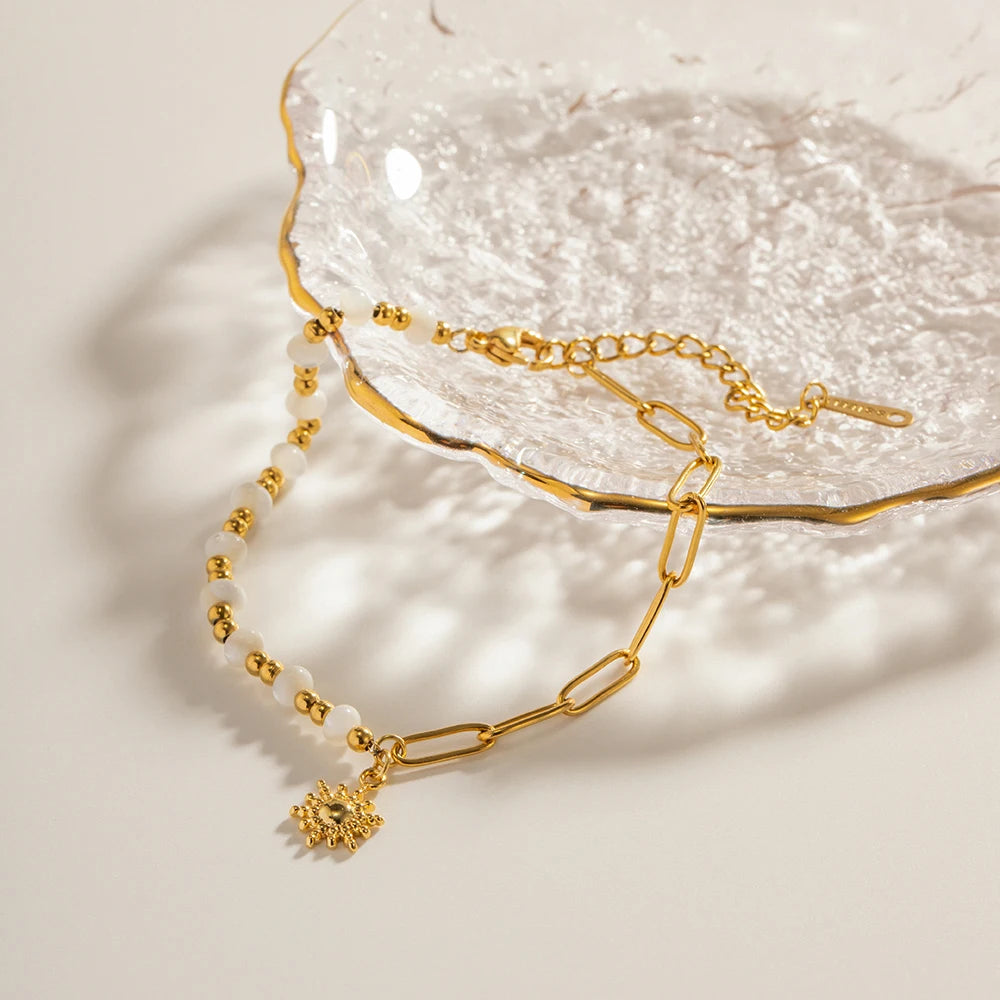 Bracciale “Raggi di Mare” – Catena  con perline di conchiglia e charm sole