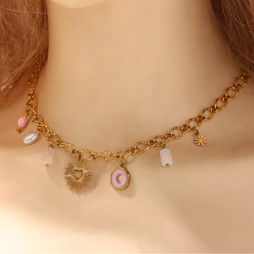 Collana Cuore di Sole – Pendente dorato con charms simbolici