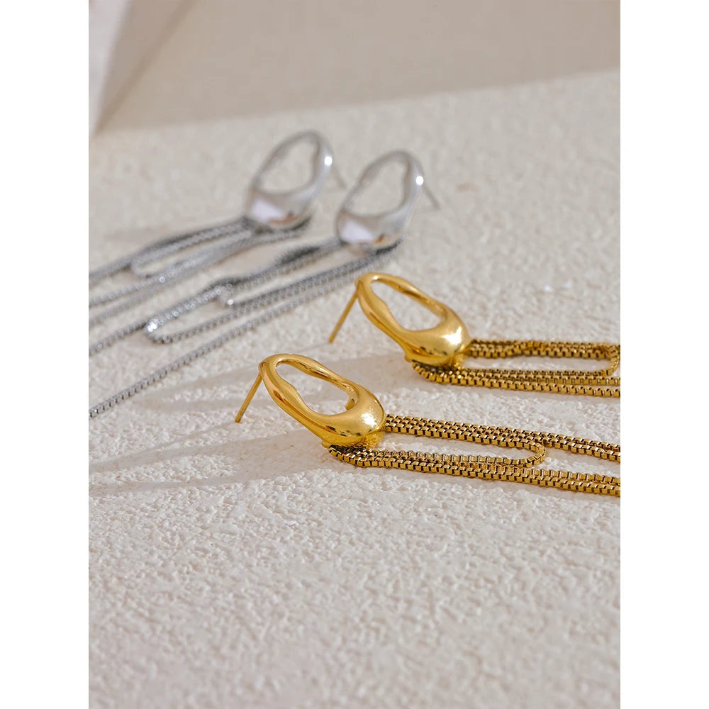 Orecchini “Flusso di Luce” – Design moderno con catene pendenti