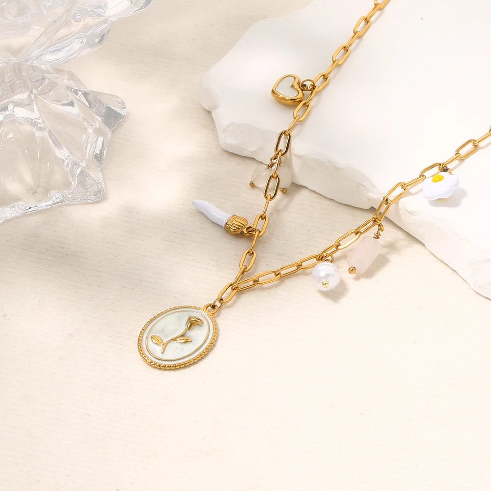 Collana Charm Rosa –Gioiello raffinato con dettagli in oro
