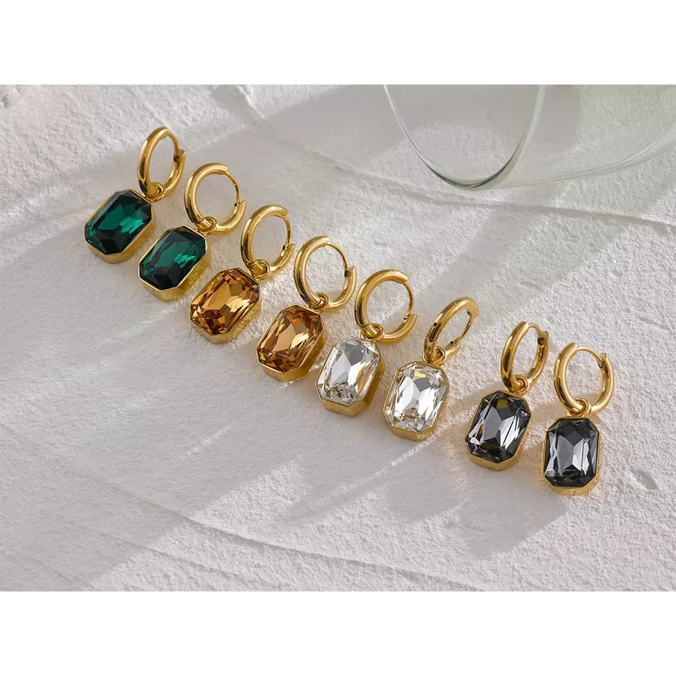 Orecchini “Gemma Dorata” – Cerchi con pendente geometrico in zirconia