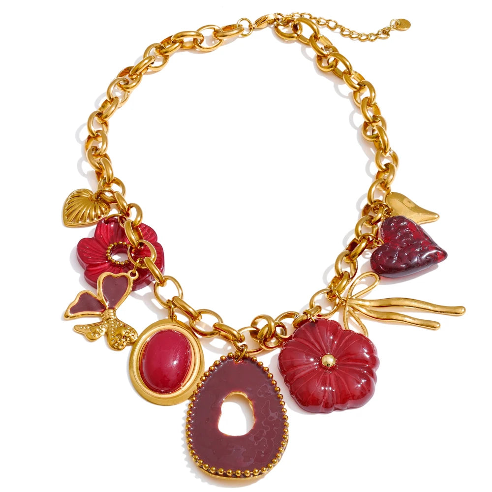 Collana “Petali d’Oro” – Fiori in resina rossa e dettagli dorati