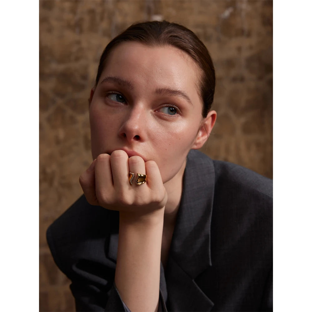 Anello “Linea di Luce” – Design aperto con zirconi e finiture eleganti
