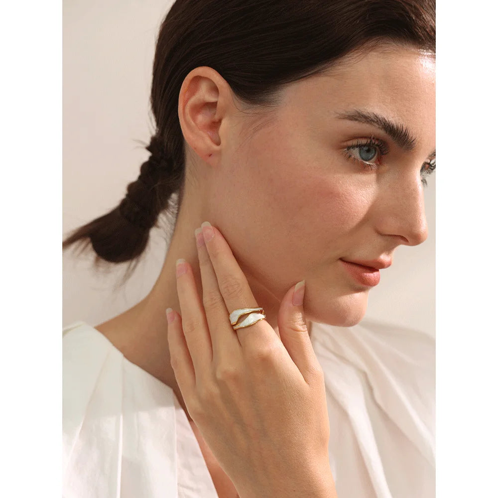 Anello Onde Bianche – Eleganza Irregolare
