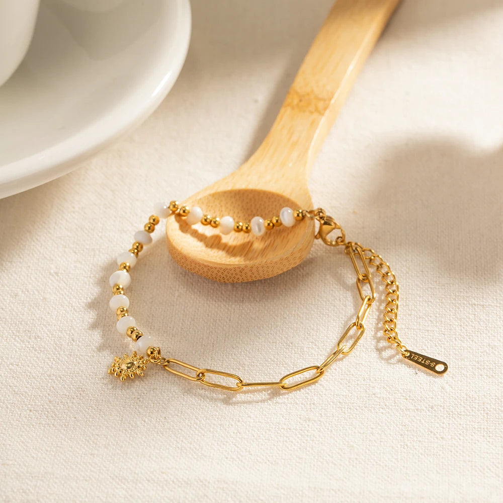 Bracciale “Raggi di Mare” – Catena  con perline di conchiglia e charm sole