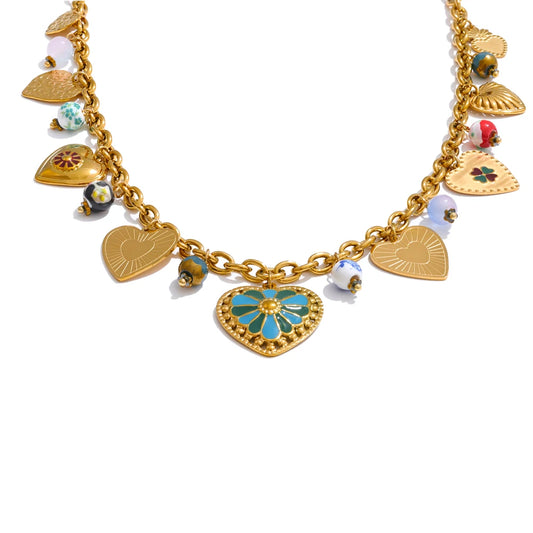 Cuore di Smeraldo – Collana con Perline e Dettagli Dorati