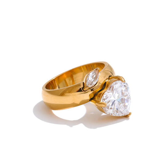 Anello Cuore di Luce – Eleganza Dorata con Zircone Brillante