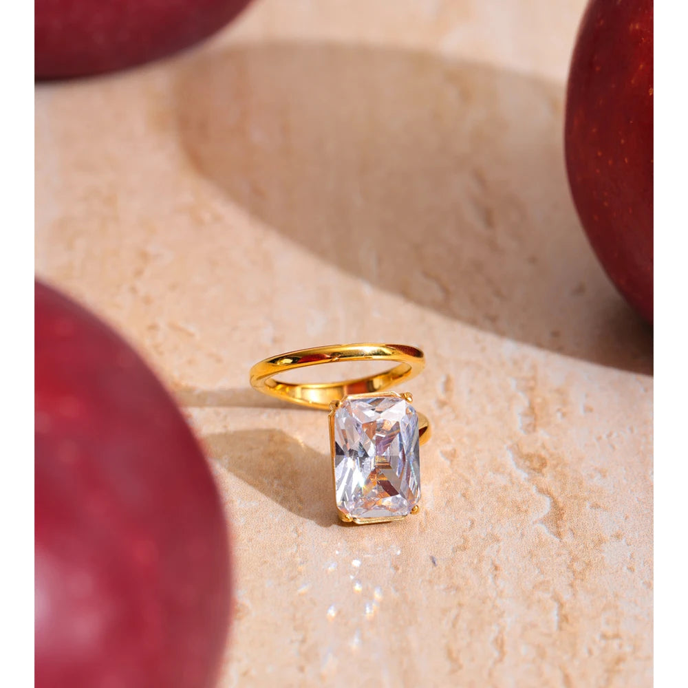 Anello Rettangolo di Luce – Eleganza Dorata