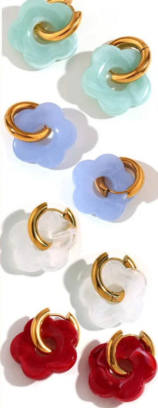 Fioritura d’oro – Cerchi con charms floreali in acrilico