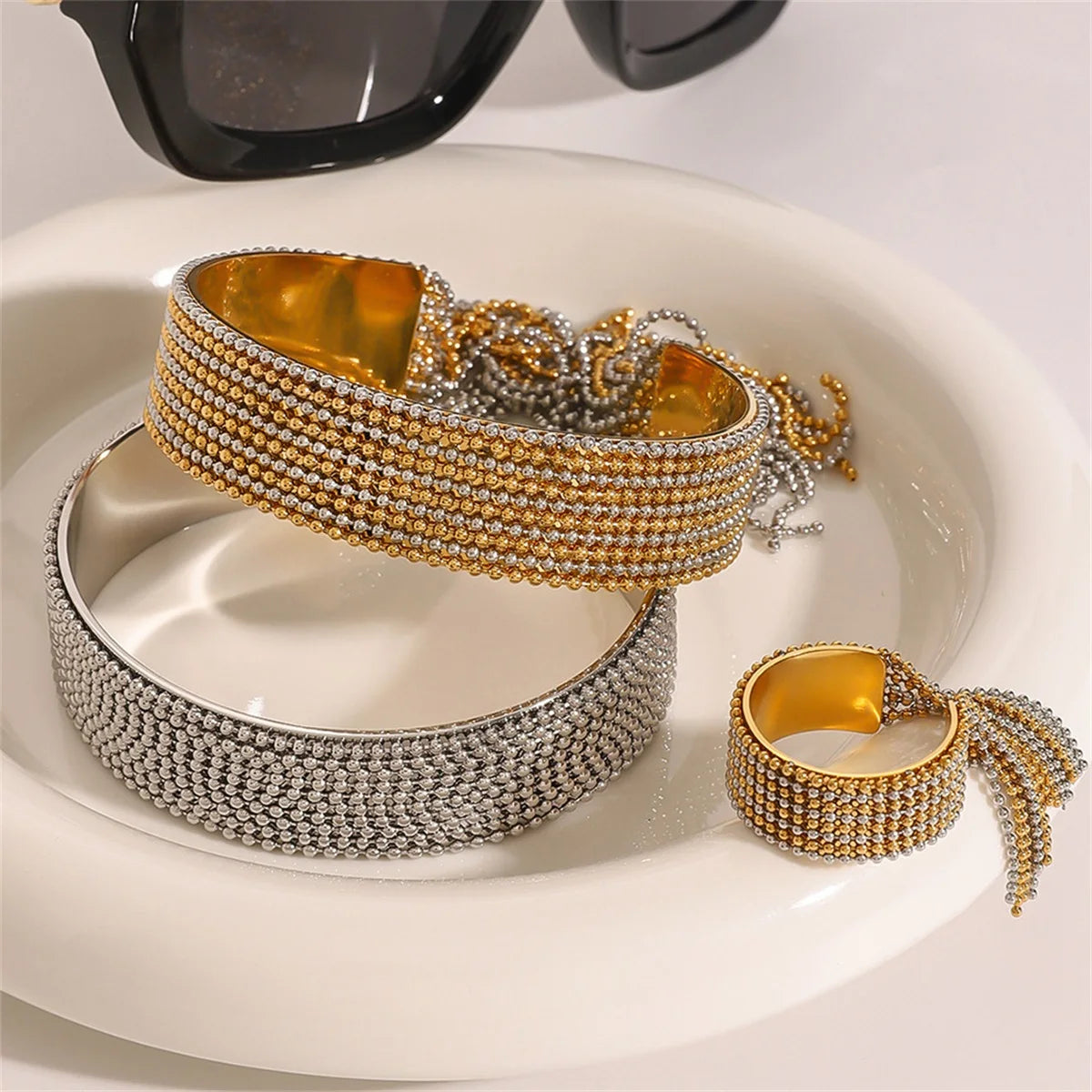 Bracciale con nappa e anello – Eleganza senza tempo