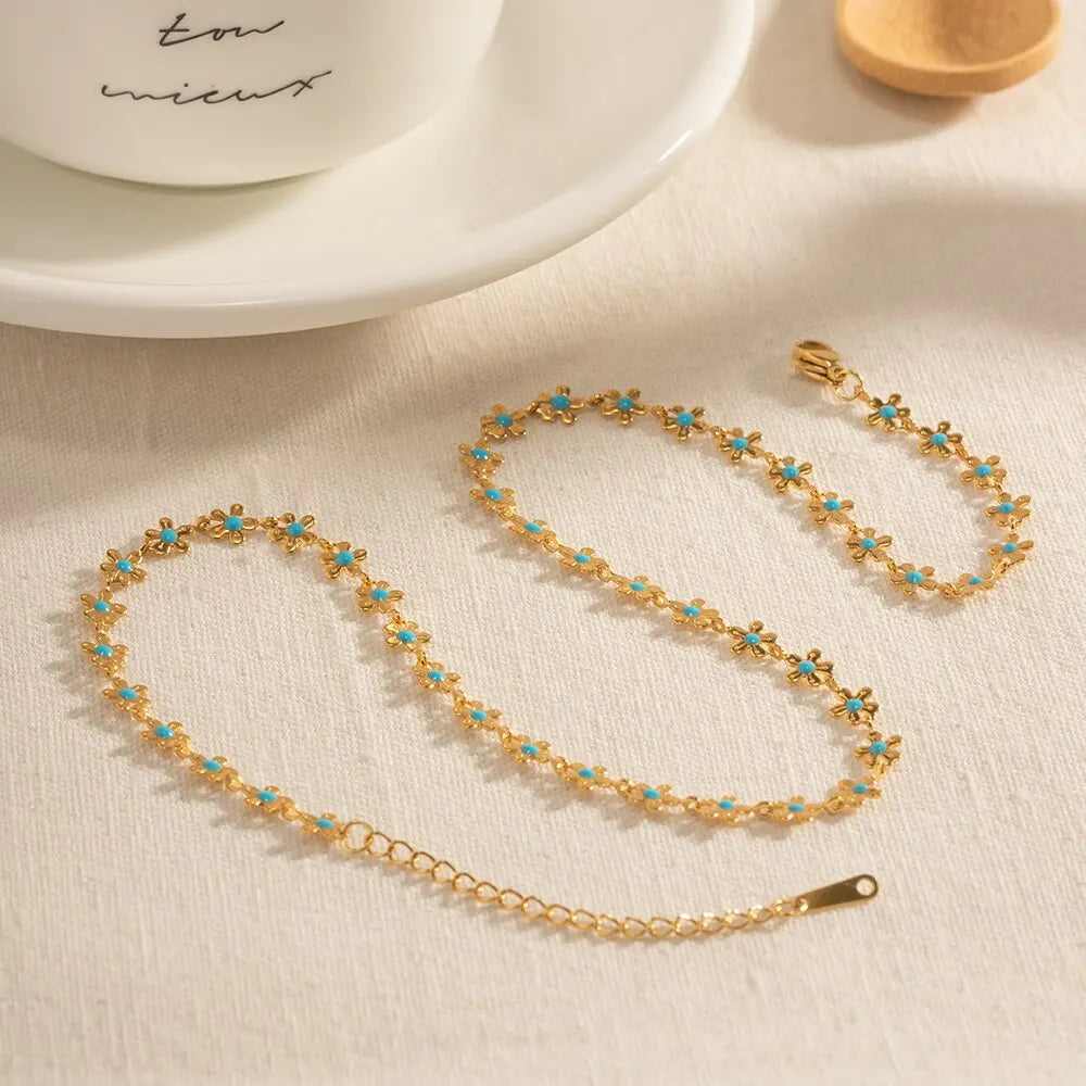 Collana boho-chic con margherite oro e azzurre