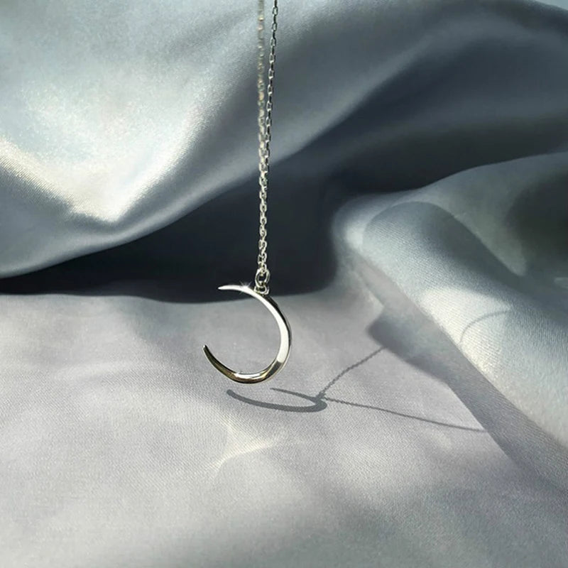Collana “Luna Semplice” – Eleganza Stellare