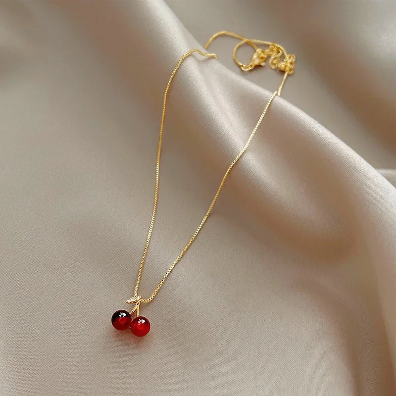 Collana “Goccia di Ciliegia” – Stile Fruttato e Glam