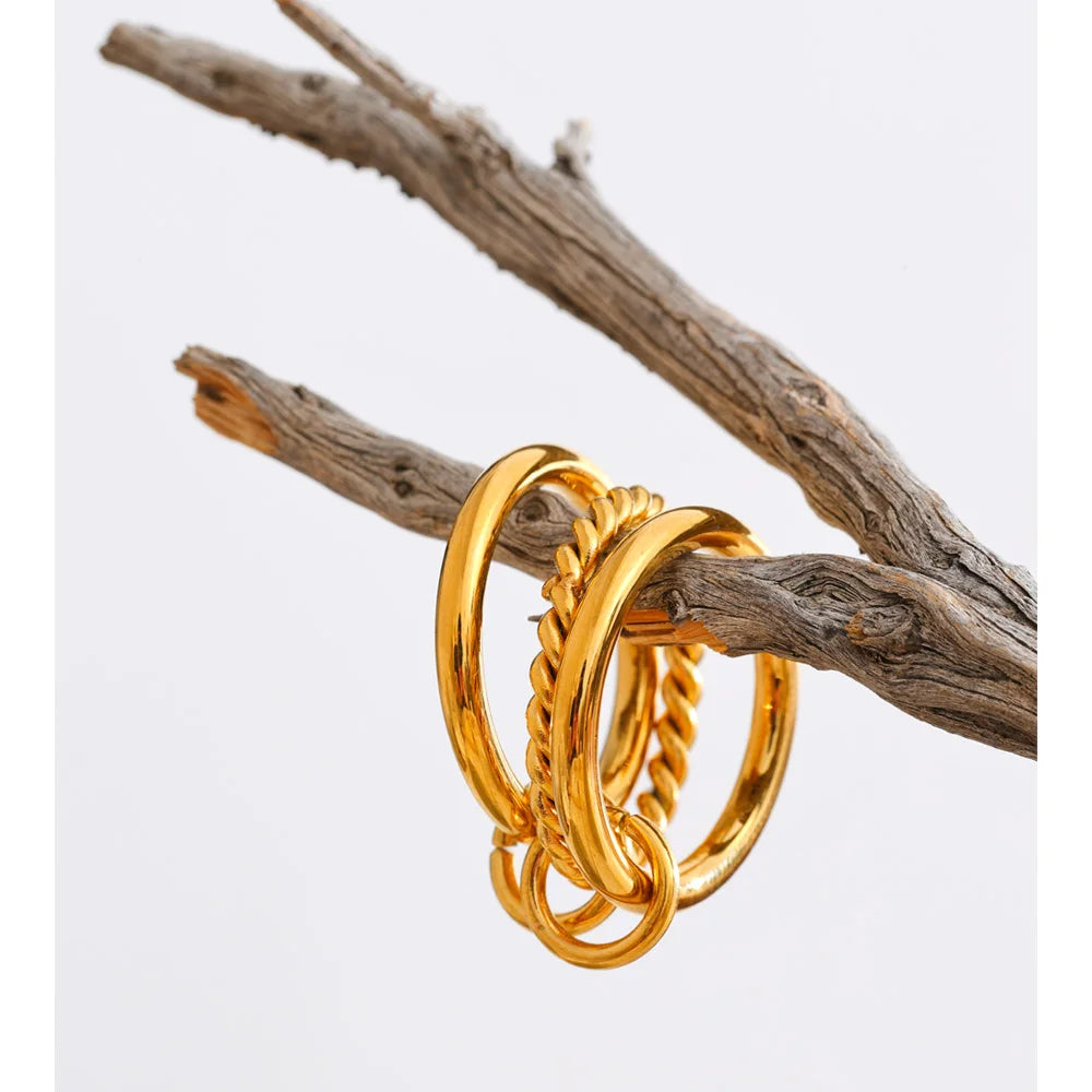 Anello Triplo Dorato – Intreccio di Eleganza