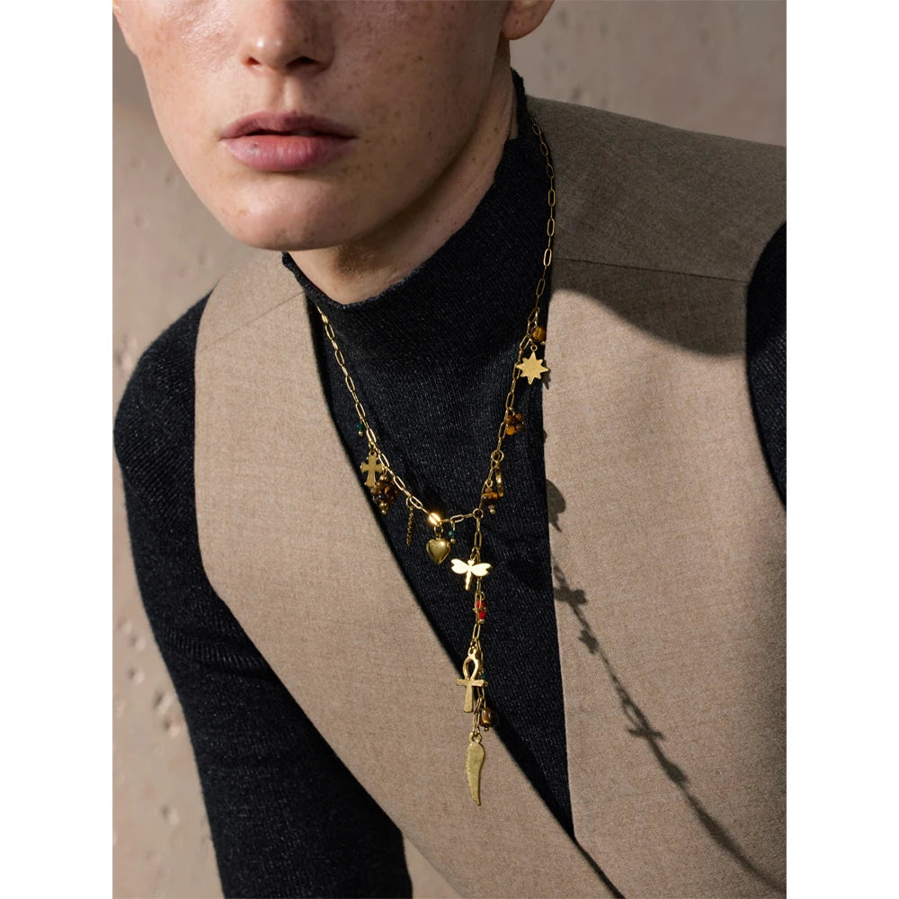 Collana con charm dorati e pietre colorate – Cuore, Sole, Croce, Ala e Libellula