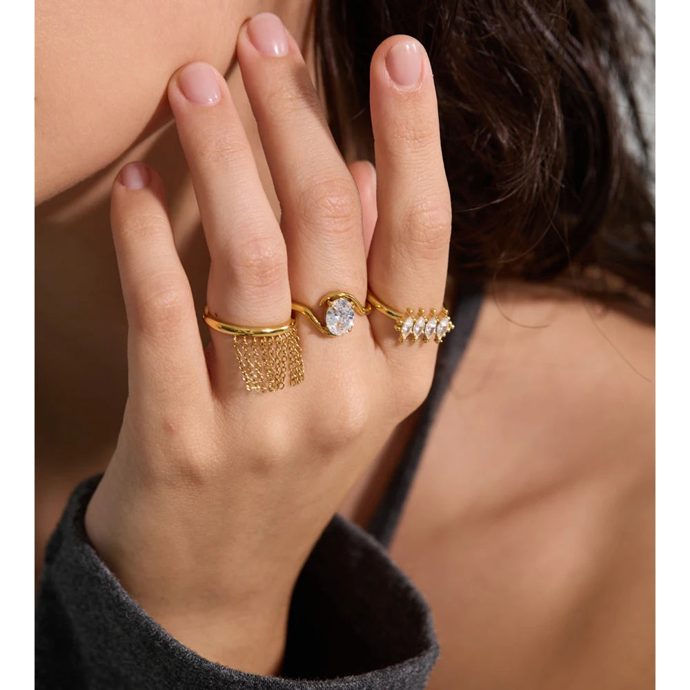 Anello “Golden Fringe” – Catena Pendente in Acciaio