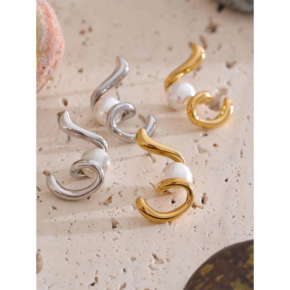 Orecchini “Pearl Flow” – Linee Irregolari & Eleganza