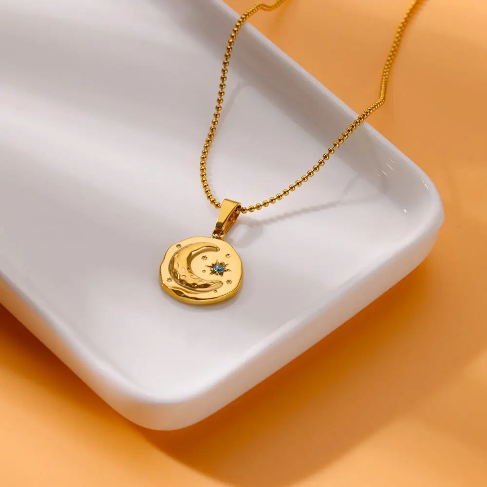 Collana con stella e luna in zircone blu – Magia dorata