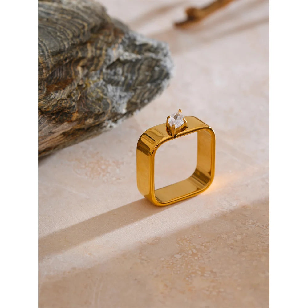 Set Anelli Dorati Brillanti – Design Geometrico con Zirconi Luminosi