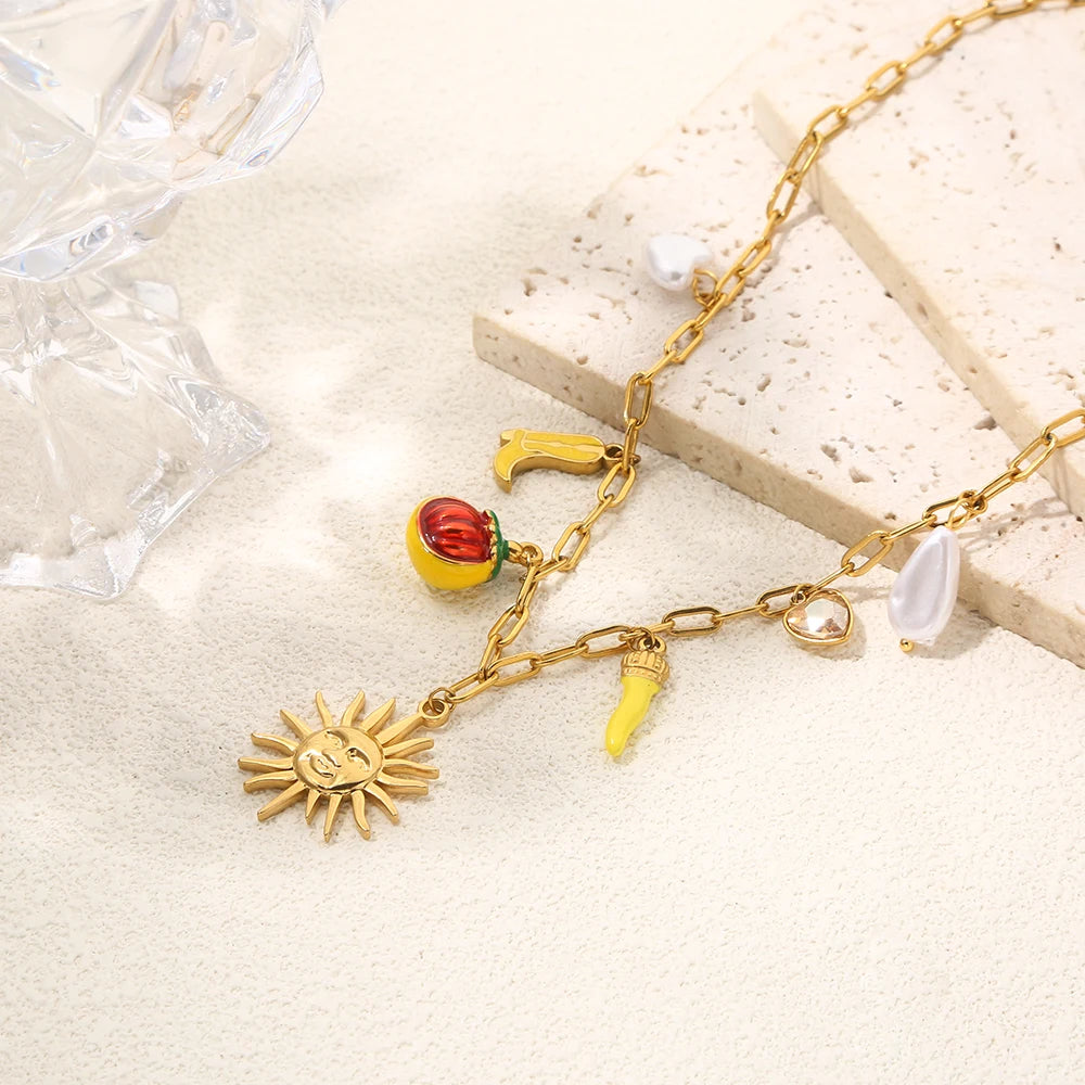 Collana Amuleto con Sole e Charm Colorati – Acciaio Inossidabile Dorato con Ciondolo Peperoncino (Giallo o Blu)