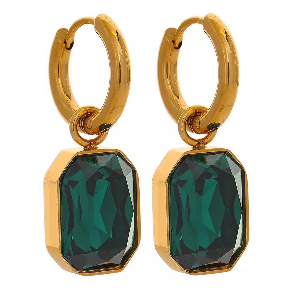Orecchini “Gemma Dorata” – Cerchi con pendente geometrico in zirconia
