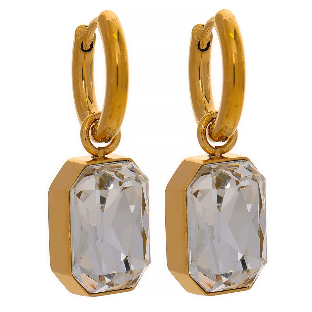 Orecchini “Gemma Dorata” – Cerchi con pendente geometrico in zirconia
