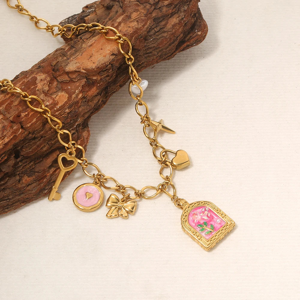 Collana con ciondolo fiore smaltato – 2 varianti rosa o azzurro – Acciaio dorato