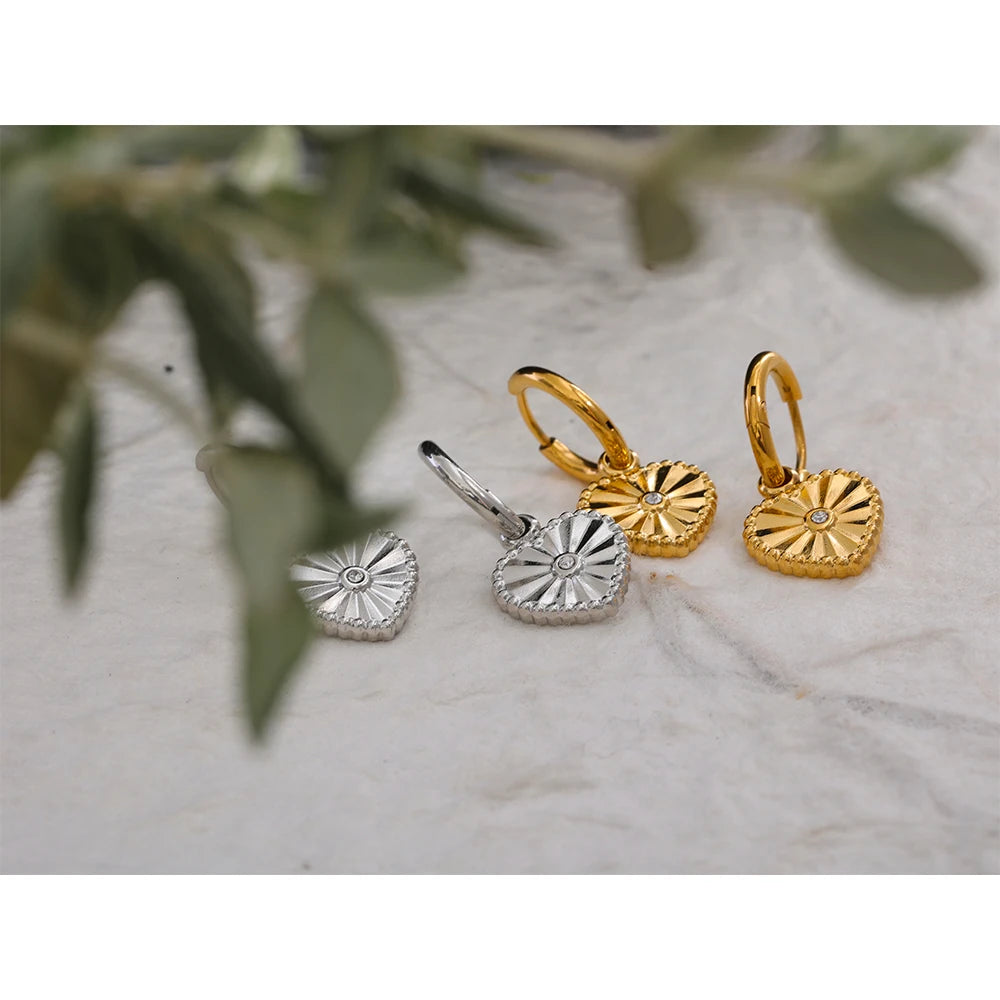 Orecchini a cerchio con cuore pendente – Acciaio inossidabile oro o platino