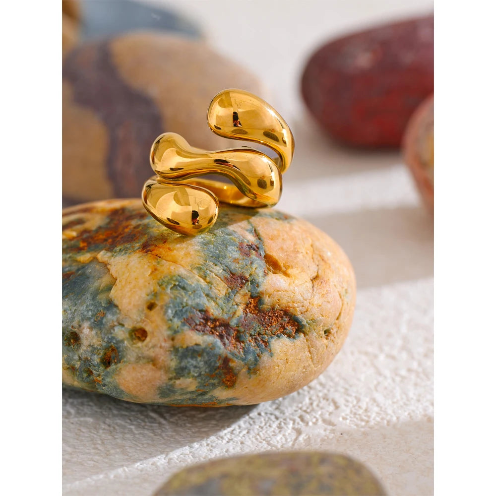 Anello Dorato Irregolare – Eleganza Scultorea in Acciaio