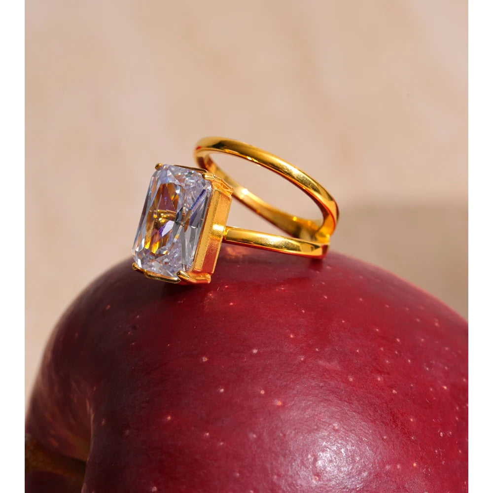 Anello Rettangolo di Luce – Eleganza Dorata