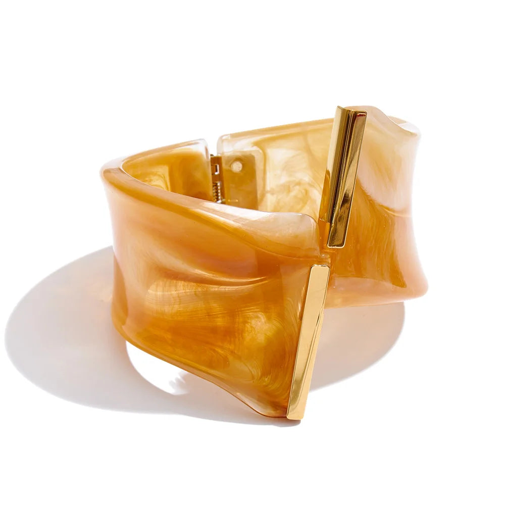 Bracciale Largo in Resina con Dettaglio Dorato