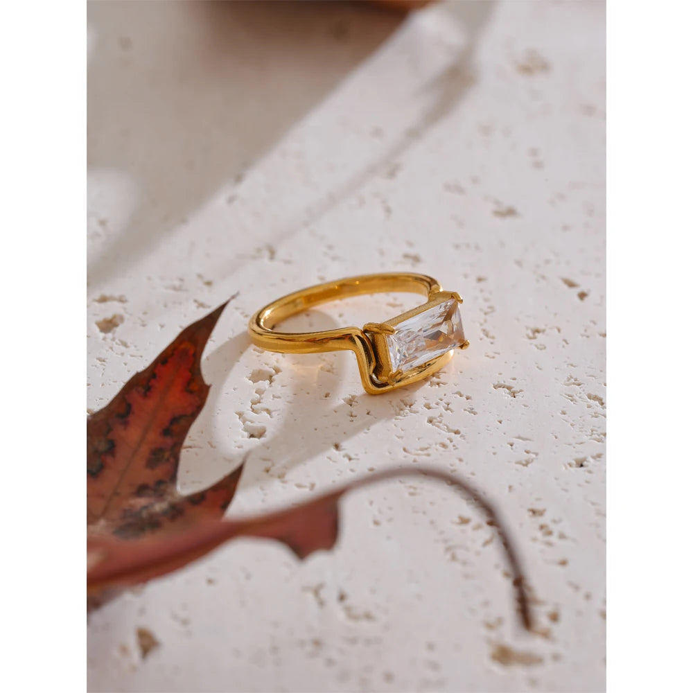 L’Anello Rettangolo di Cristallo – Eleganza Dorata