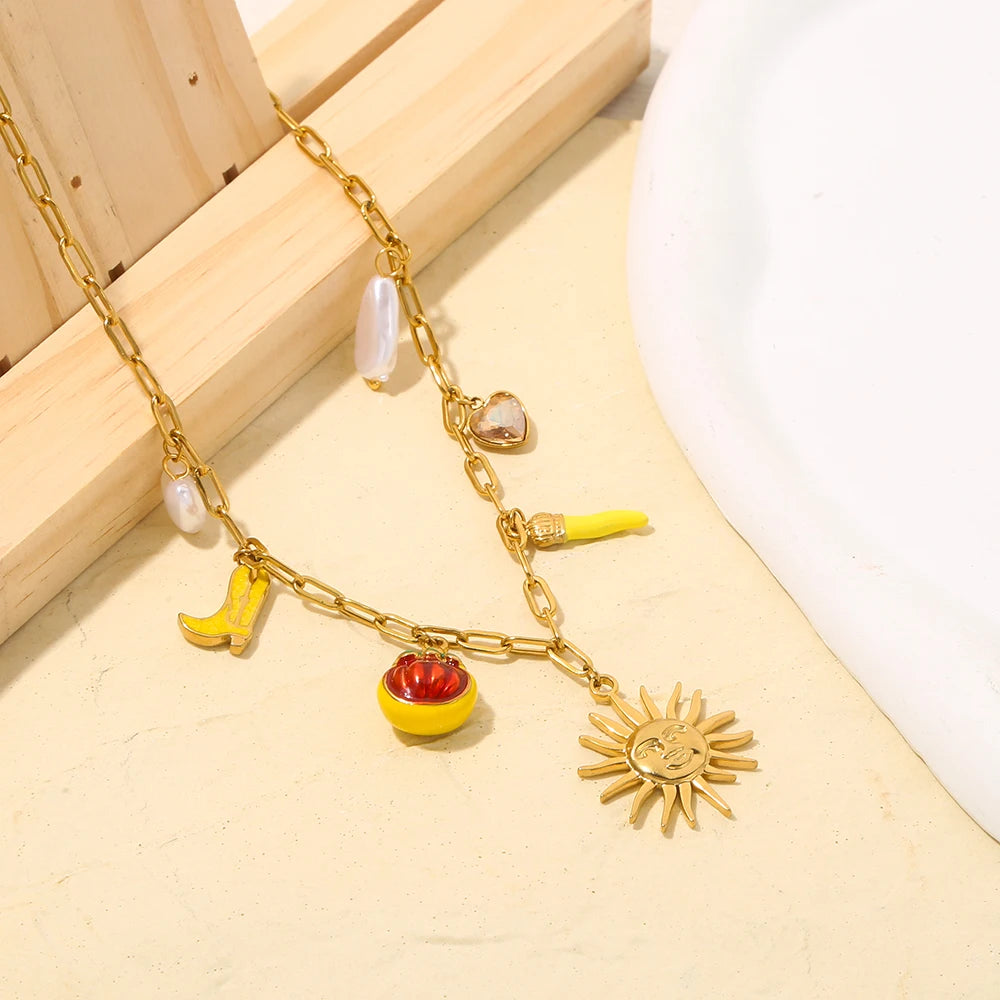 Collana Amuleto con Sole e Charm Colorati – Acciaio Inossidabile Dorato con Ciondolo Peperoncino (Giallo o Blu)