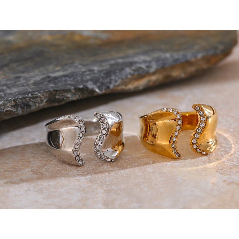 Anello “Linea di Luce” – Design aperto con zirconi e finiture eleganti